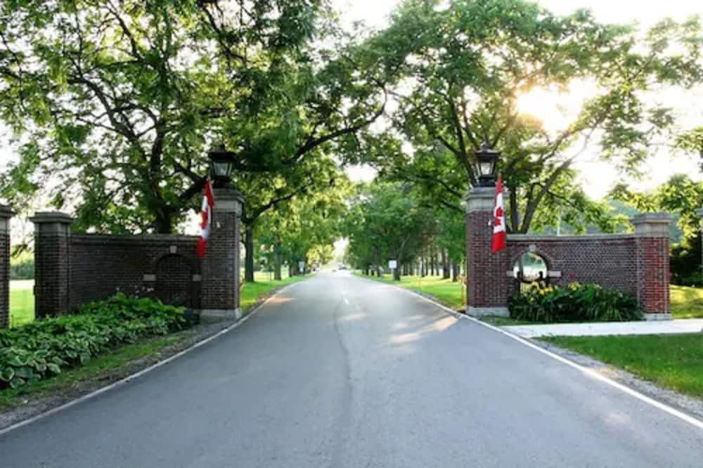 Residence and Conference Centre – King City