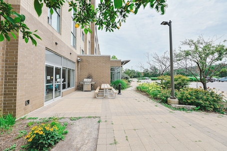 BBQ/picnic area. Residence & Conference Centre - Niagara-on-the-Lake