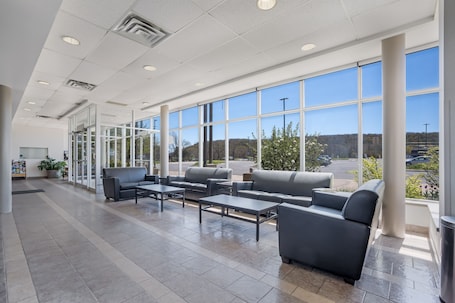 Lobby. Residence & Conference Centre - Niagara-on-the-Lake