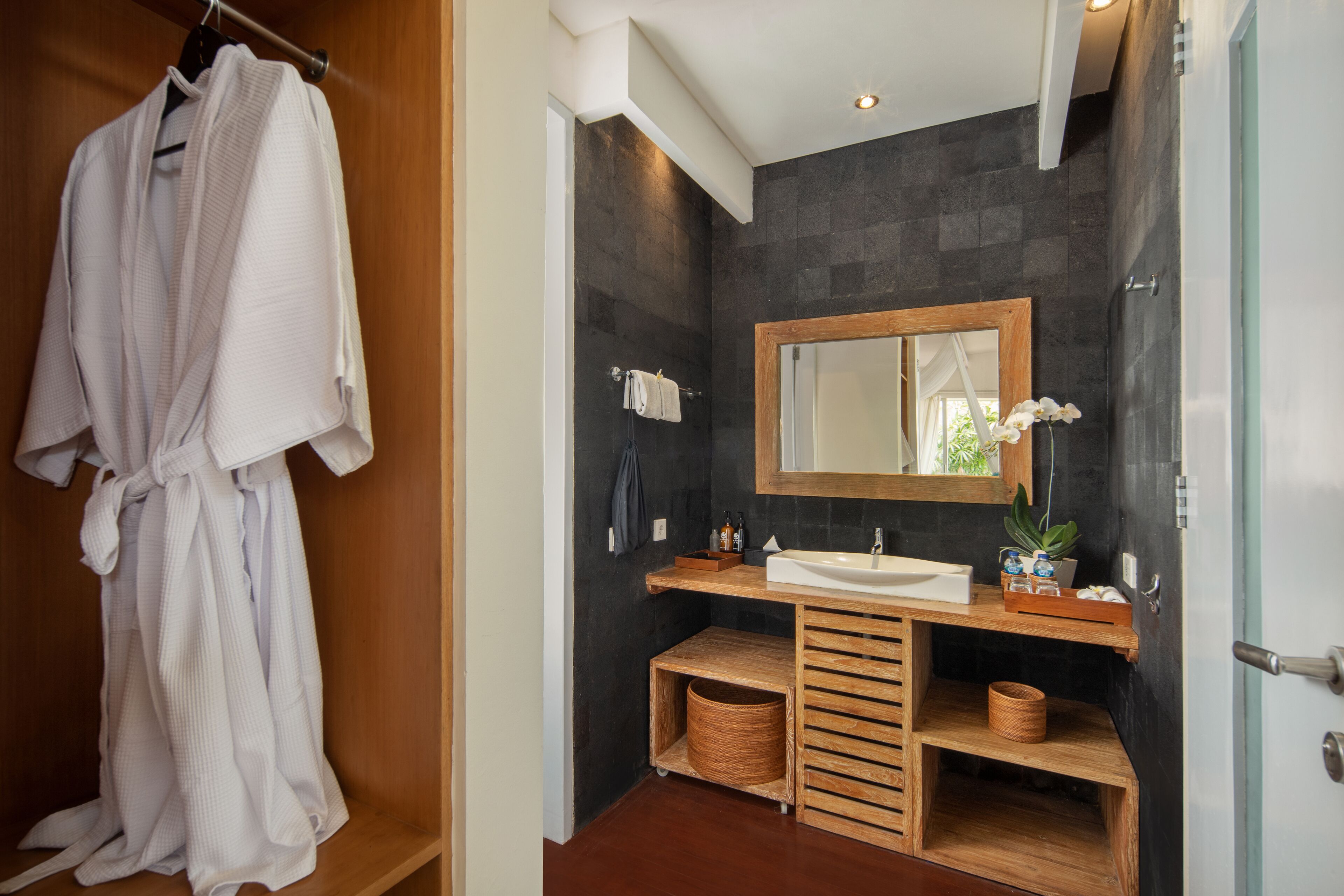 deluxe villa, 1 bedroom | bathroom | separate bathtub and shower, free toiletries, hair dryer, bathrobes