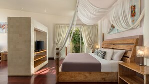 Un dormitorio moderno con una cama de madera, un televisor en un estante y cortinas translúcidas.