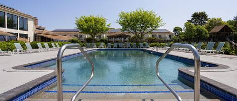 Alberca techada, alberca al aire libre por temporada y camastros