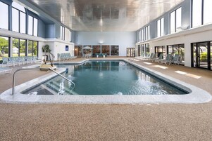 Una piscina cubierta, una piscina al aire libre de temporada, tumbonas