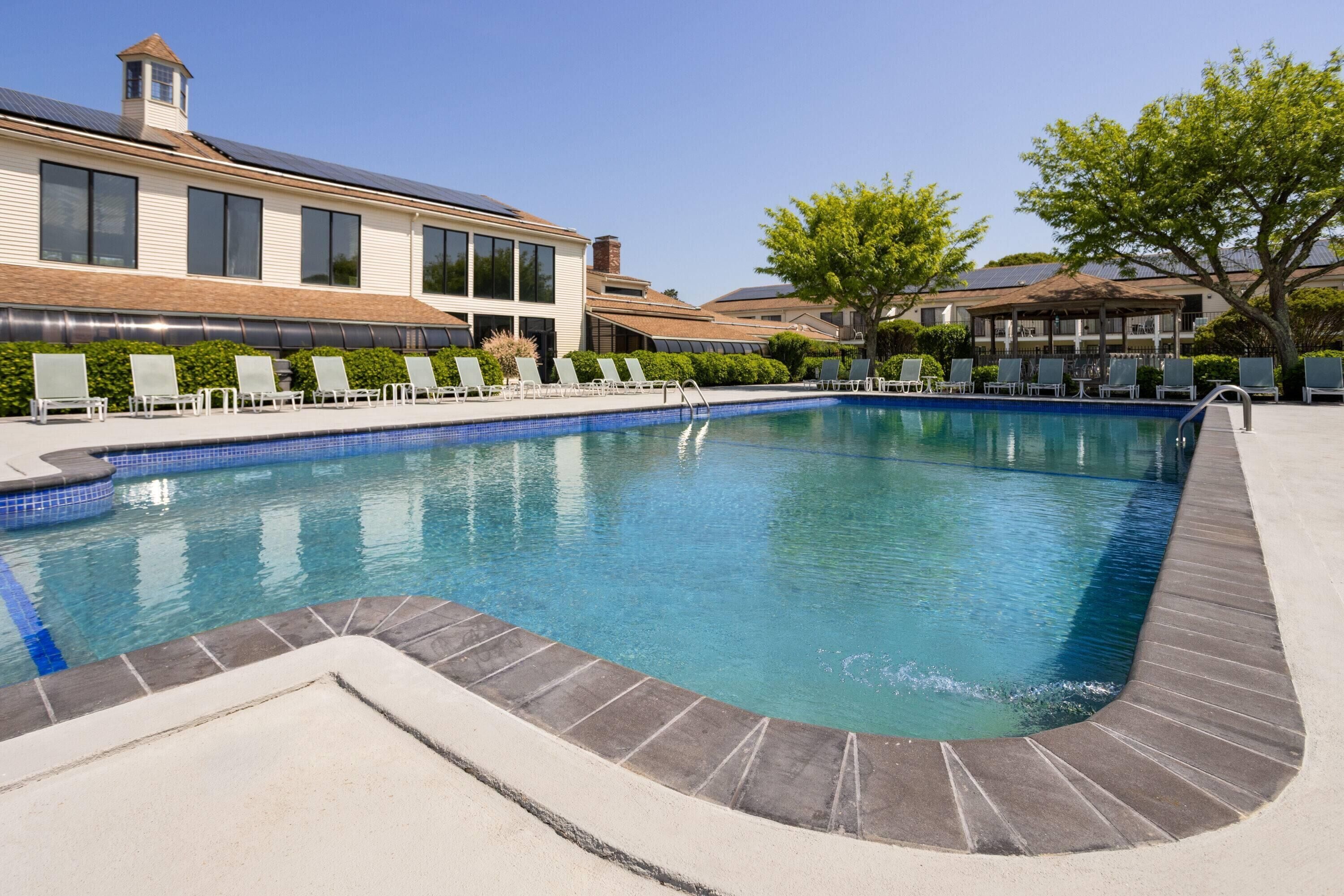 Piscine couverte, piscine extérieure (ouverte en saison)