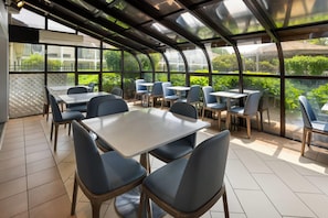 فطور أوروبي مجانًا يوميًا