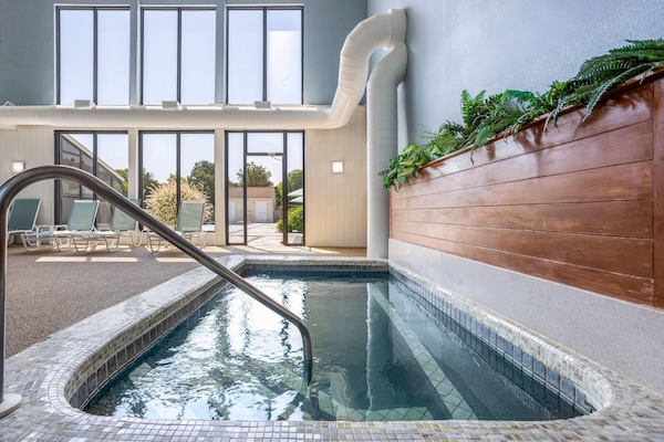 Piscine couverte, piscine extérieure (ouverte en saison)