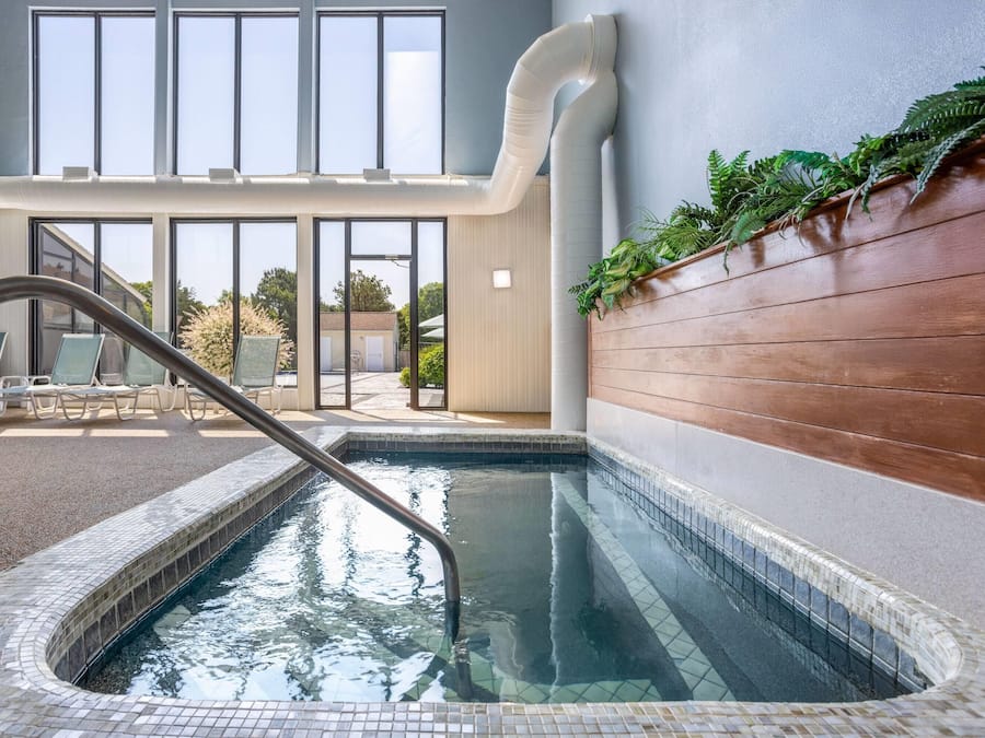 Innenpool, AuĂenpool (je nach Saison geöffnet), LiegestĂŒhle