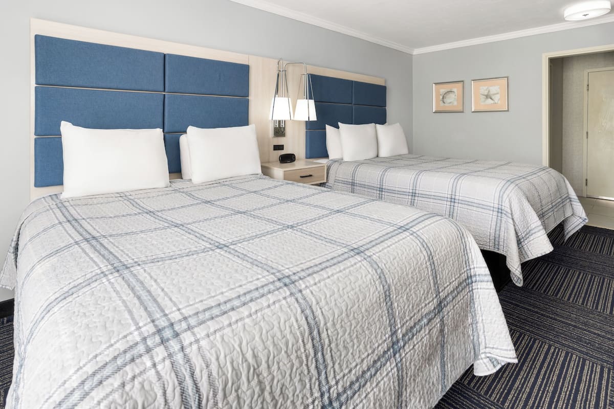Quarto, 2 camas Queen, para não fumantes | Roupas de cama premium, camas com colchões pillow-top