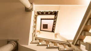 A grand staircase with ornate balustrades and a framed mirror at the top. - Grand Hotel Entourage Palazzo Strassoldo (Gorizia)