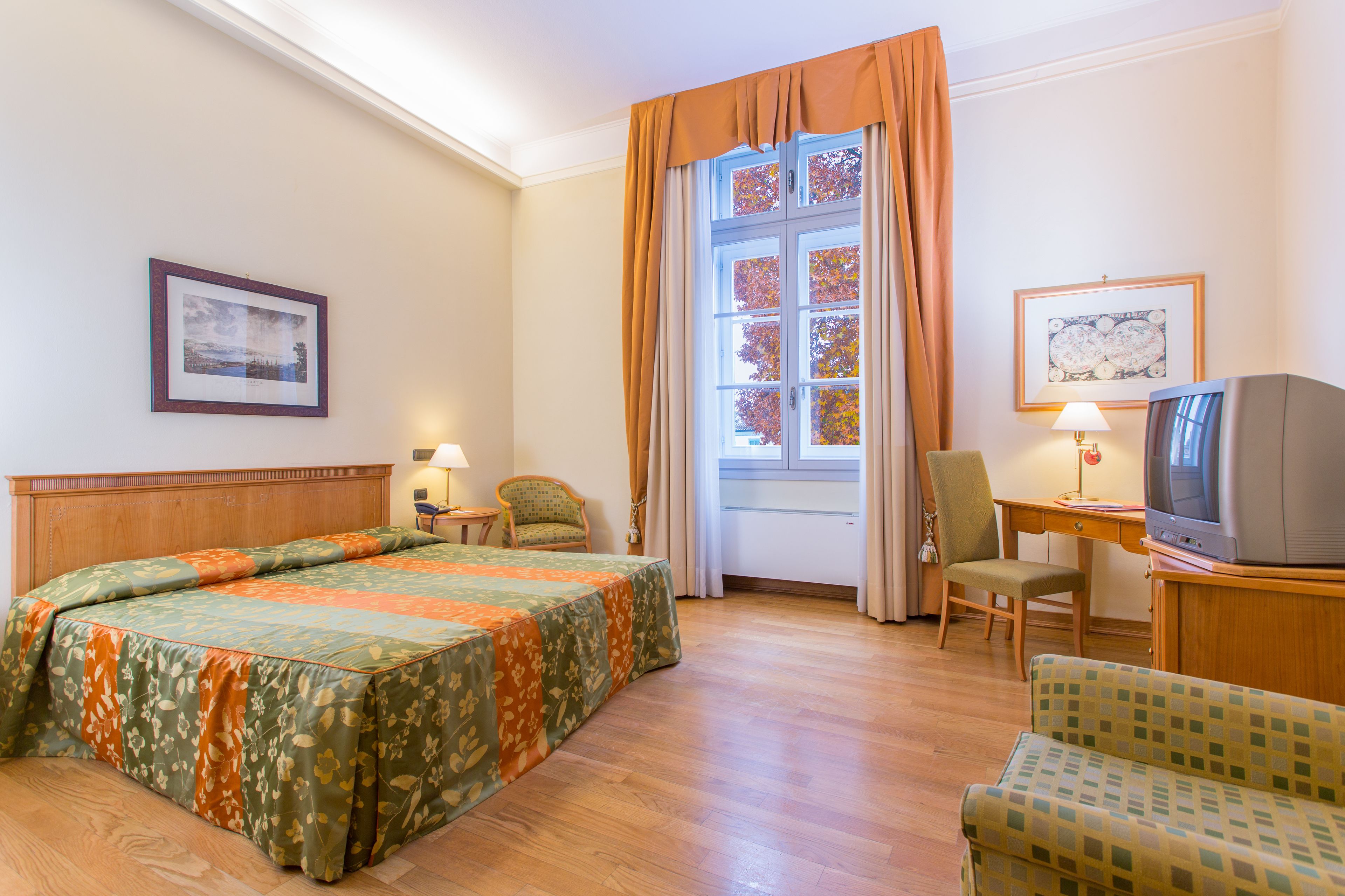 superior double room | 1 bedroom, minibar, in-room safe, desk