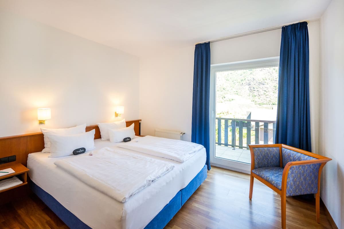 comfort double room, annex building (kabinet mit balkon) | 1 bedroom, hypo-allergenic bedding, minibar, in-room safe