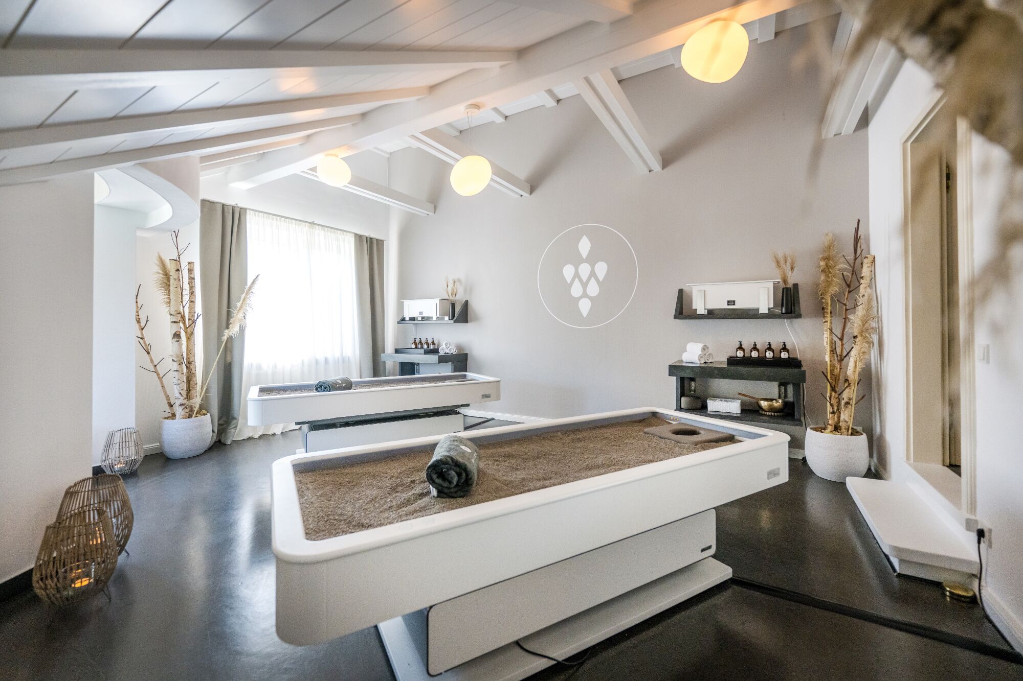 Un salon moderne avec une table de billard, une cheminée et un coin cuisine.
