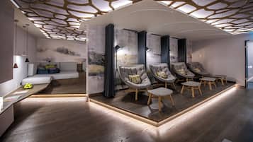 Ein modernes Interieur mit einem einzigartigen Deckenstil, einer Sitzecke mit gepolsterten Stühlen und einem Holzboden.