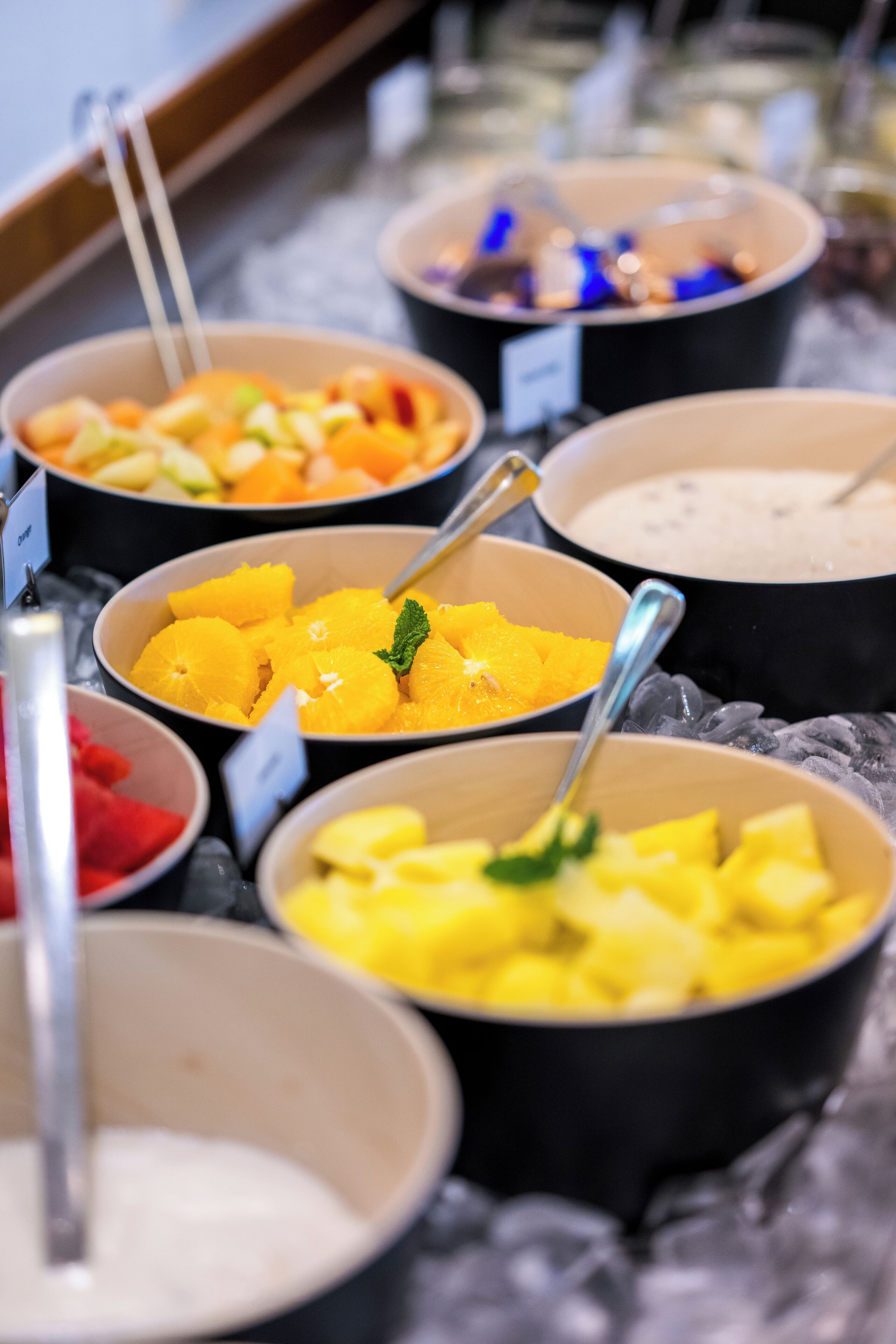Buffet com diversas opções de frutas e sobremesas.