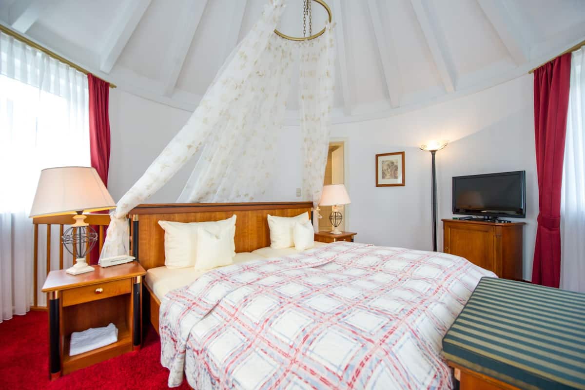 Suite (Tower Suite, Beeren Auslese) | 1 bedroom, hypo-allergenic bedding, minibar, in-room safe