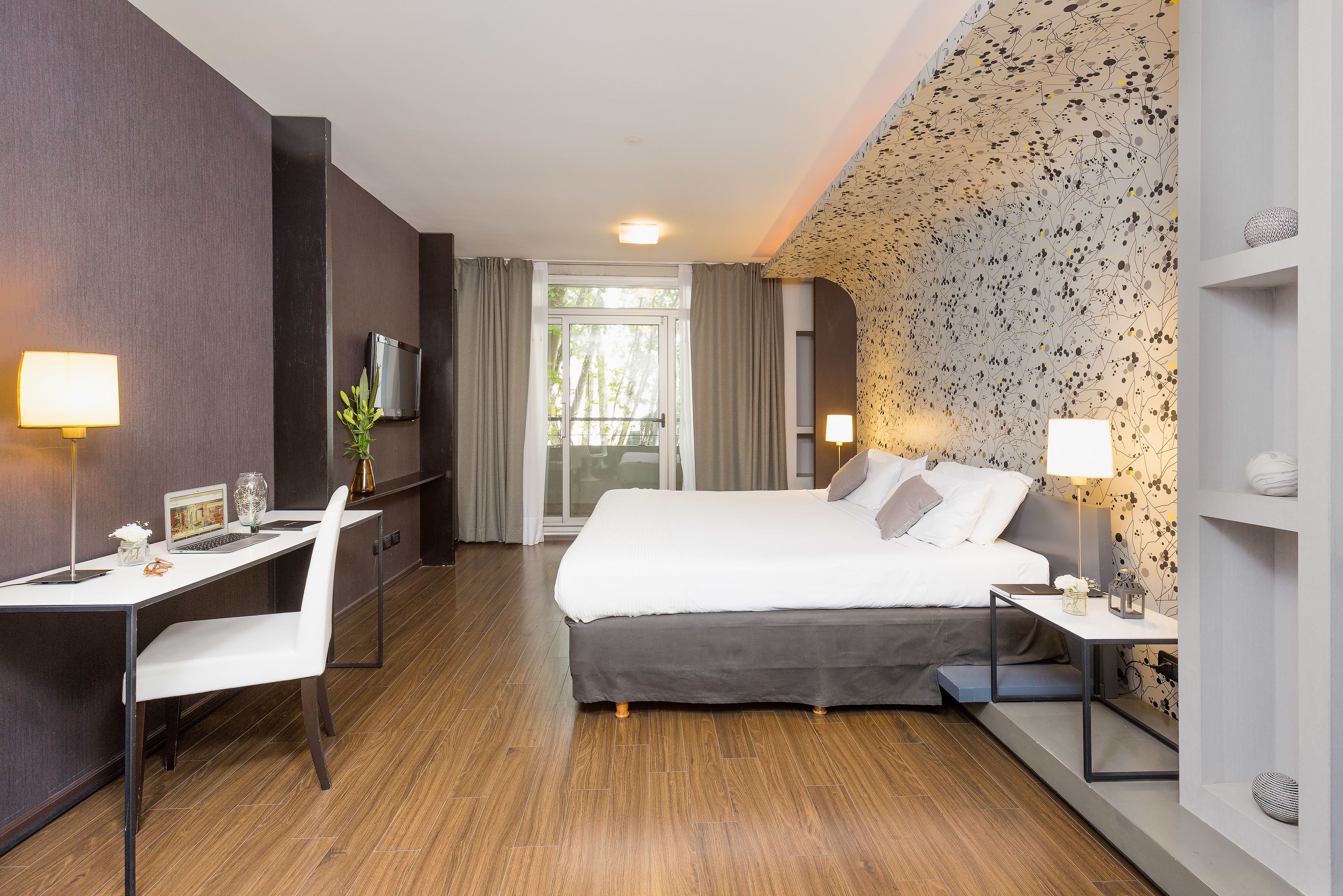 Standard Room | Minibar, in-room safe, desk, blackout drapes