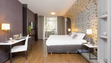 Standard Room | Minibar, in-room safe, desk, blackout drapes