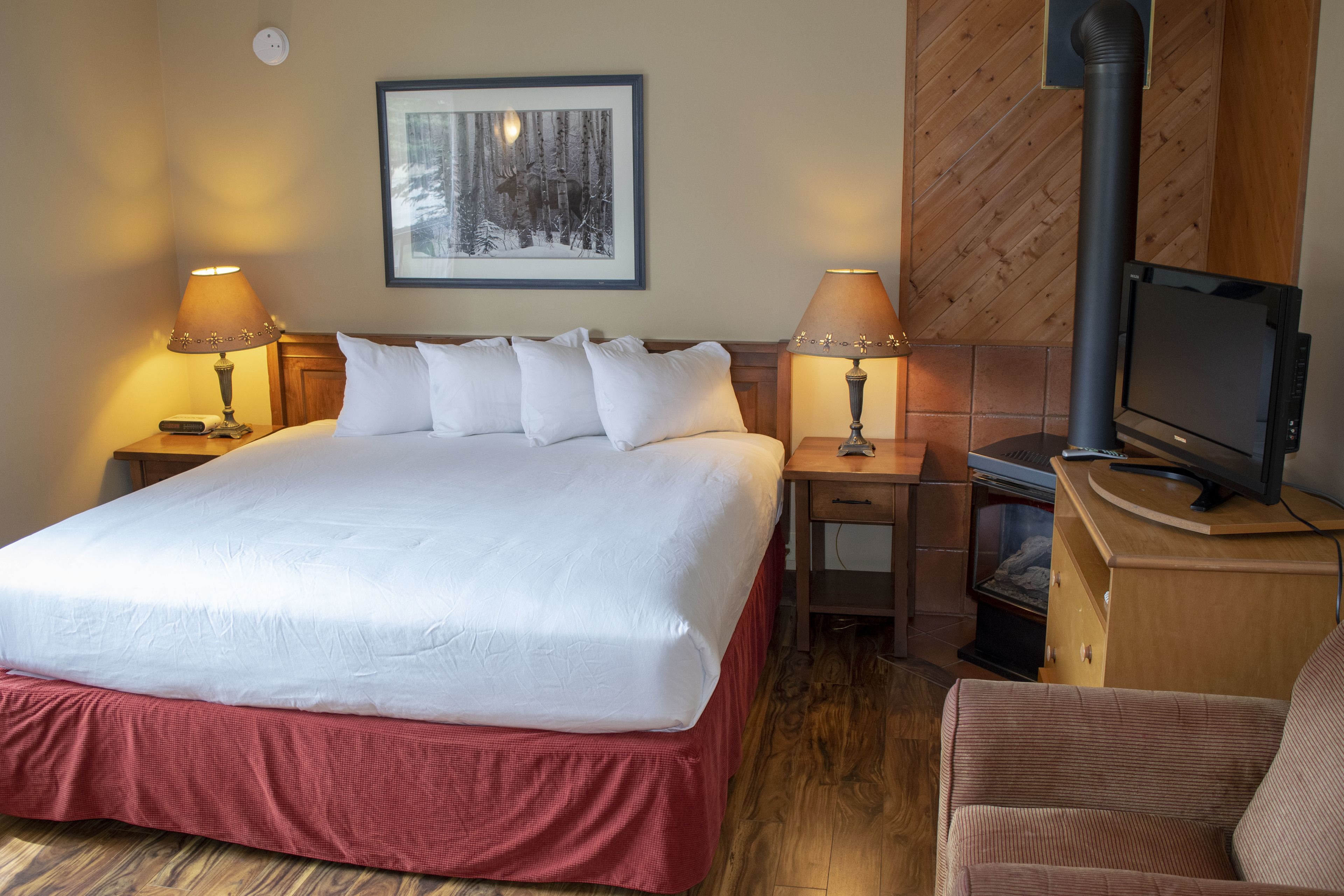 クラシック コテージ ベッド (複数台) | デスク、WiFi (無料)、ベッドシーツ