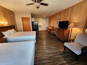 Superior Suite, 2 Queen Beds | Desk, free WiFi, bed sheets - Aspen Village Inn (Waterton Park)
