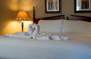 Desk, free WiFi, bed sheets - Aspen Village Inn (Waterton Park)