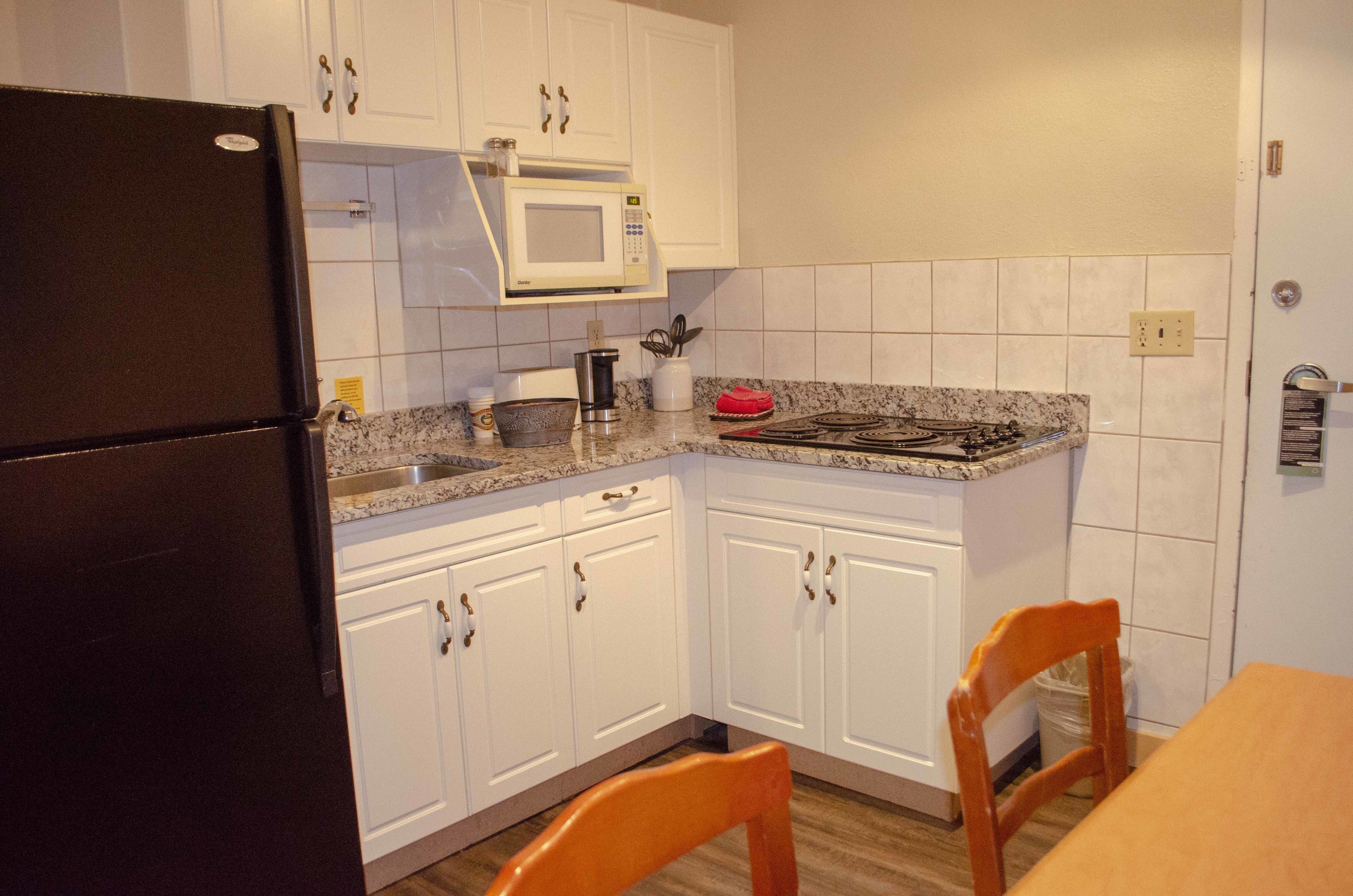 Suite supérieure, 2 grands lits | Cuisine privée | Cafetière-théière, réfrigérateur, four à micro-ondes