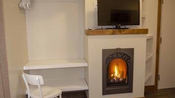 Classic Studio, 1 Queen Bed | Desk, free WiFi, bed sheets
