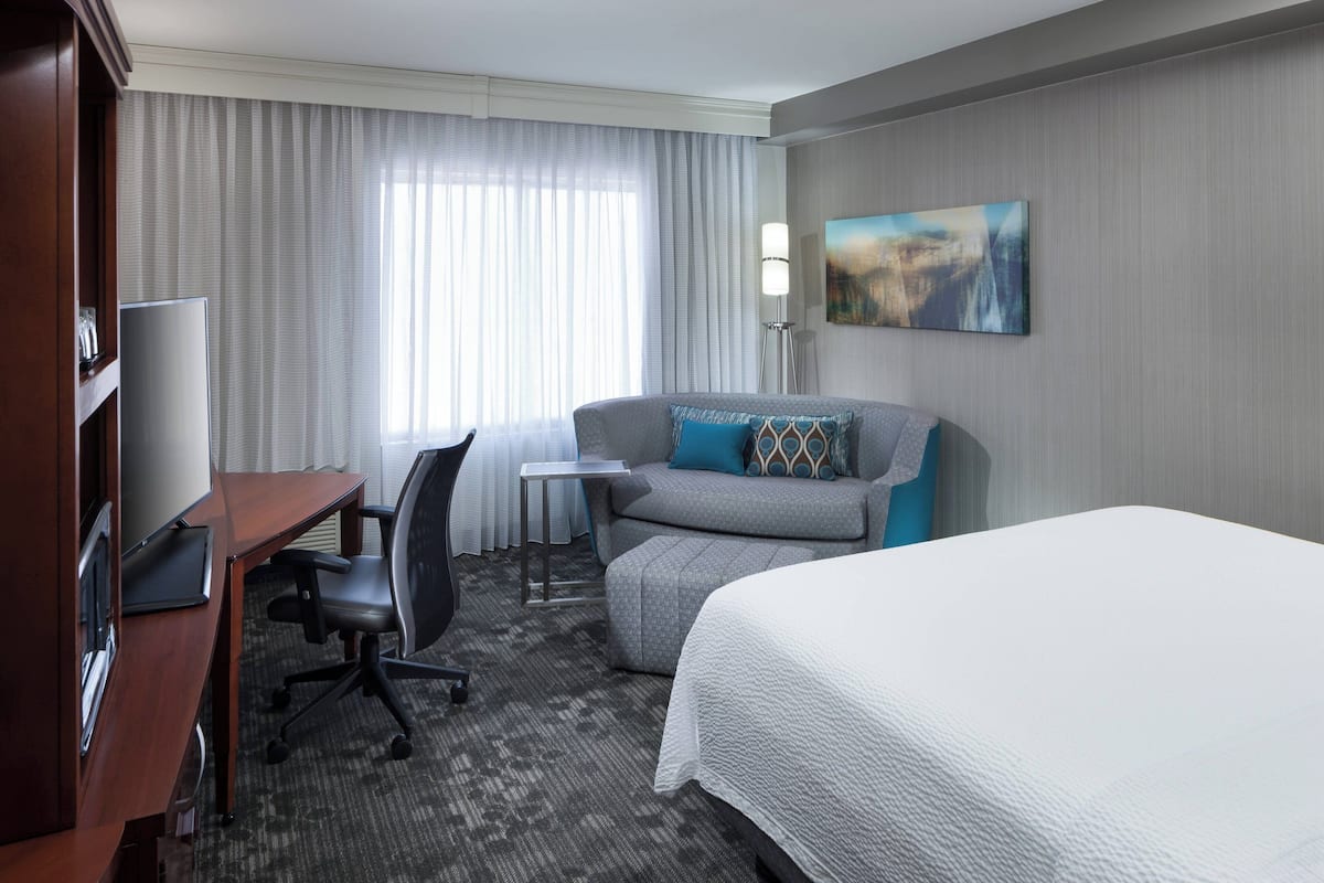 Hypo-allergenic bedding, in-room safe, desk, laptop workspace