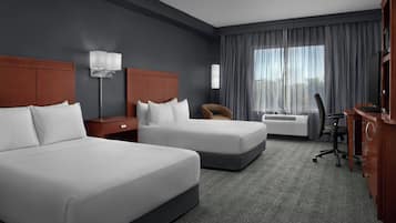 Ropa de cama hipoalergénica y caja de seguridad en la habitación