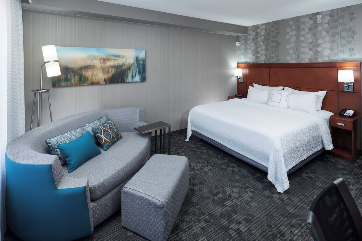 Hypo-allergenic bedding, in-room safe, desk, laptop workspace