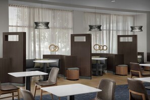 Breakfast and dinner served, American cuisine - Courtyard Phoenix Chandler/Fashion Center (Chandler)
