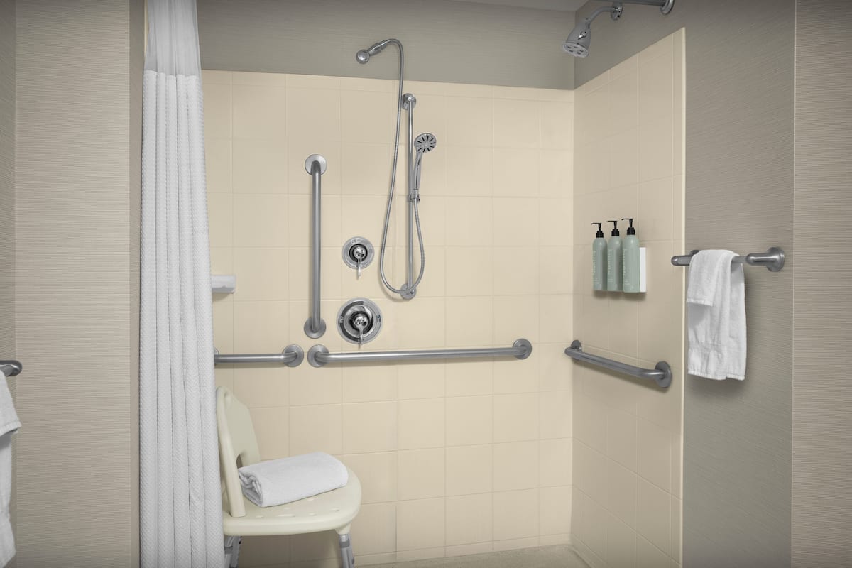 Gratis toiletartikelen, een haardroger, handdoeken, zeep