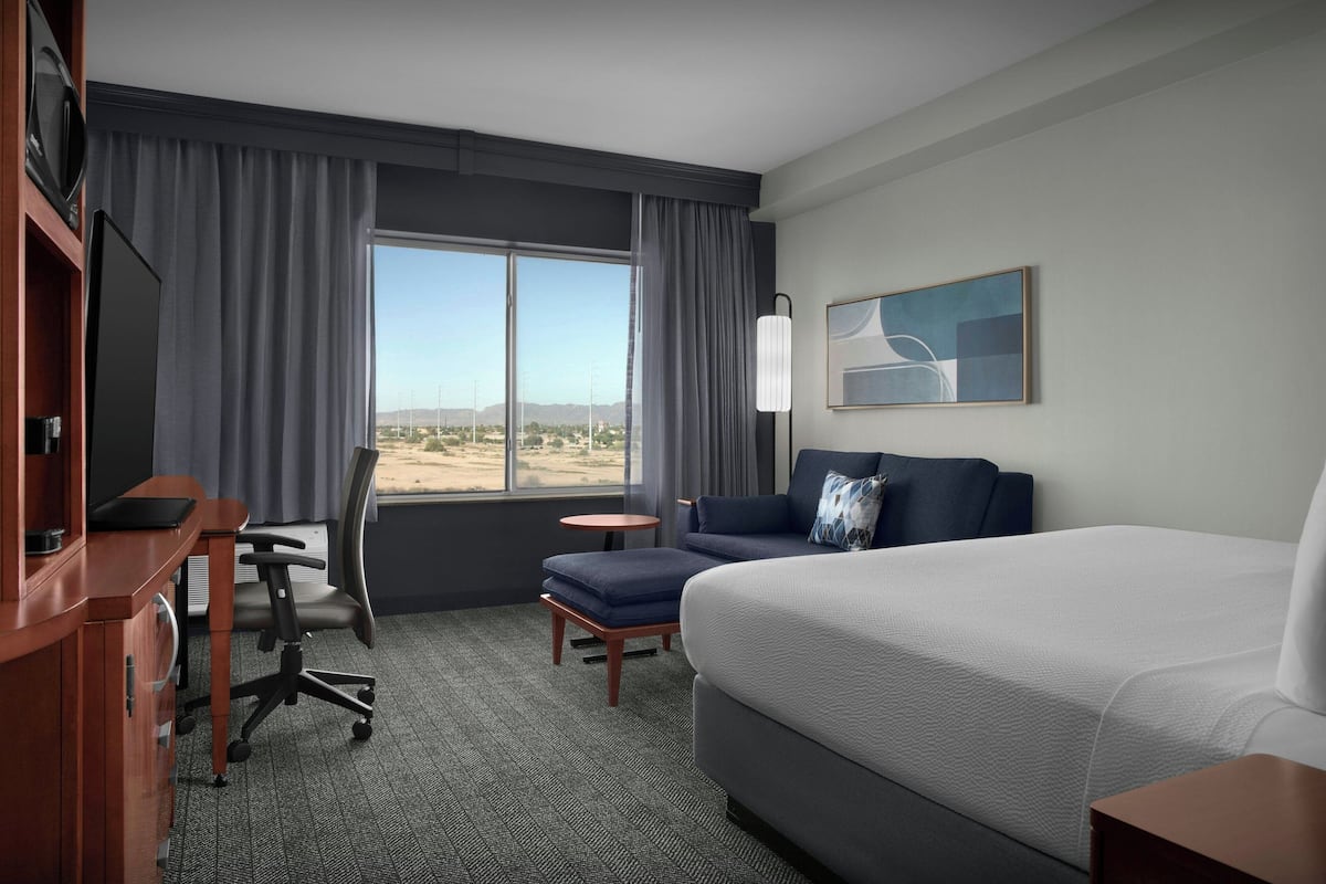 Værelse - 1 kingsize-seng med sovesofa - bjergudsigt | Allergivenligt sengetøj, pengeskab på værelset, skrivebord