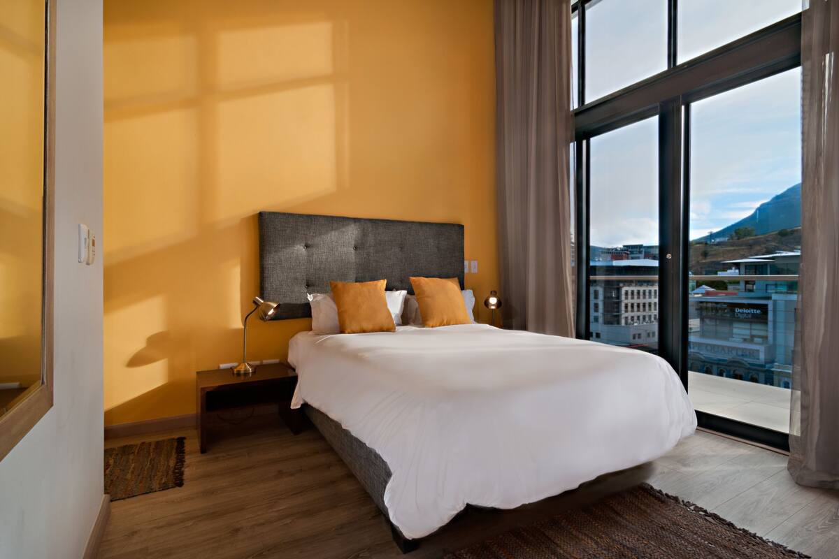 Superior penthouse, 3 slaapkamers, uitzicht op bergen | Een kluis op de kamer, een bureau, verduisterende gordijnen