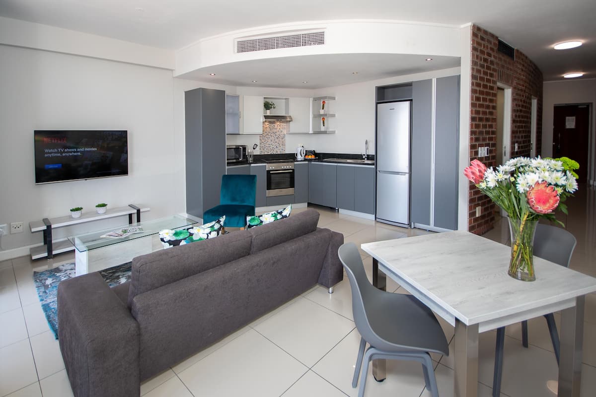 Deluxe appartement, 1 slaapkamer | Woonruimte | Smart-tv