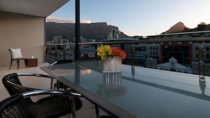 Penthouse superior, 2 habitaciones, vista a la montaña | Terraza o patio