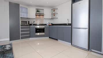 Appartement Deluxe, 1 chambre | Cuisine privée | Réfrigérateur, micro-ondes, four, plaque de cuisson