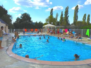 Seasonal outdoor pool, pool umbrellas, sun loungers