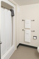 Quarto casal básico | Banheiro | Chuveiro, toalhas de banho, sabonete, shampoo