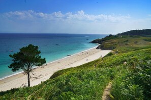A beach with clear turquoise waters, a sandy shore, and lush greenery. - VVF Belle-Île-en-Mer, Le Palais (Le Palais)