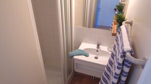 A bathroom with a white sink, a mirror, and a towel rack. - VVF Lac d'Eguzon, Eguzon Chantôme (Eguzon-Chantome)