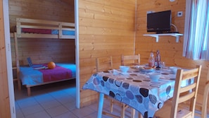Chalet, 2 makuuhuonetta, esteetön (5 personnes) | Oleskelualue | Taulutelevisio