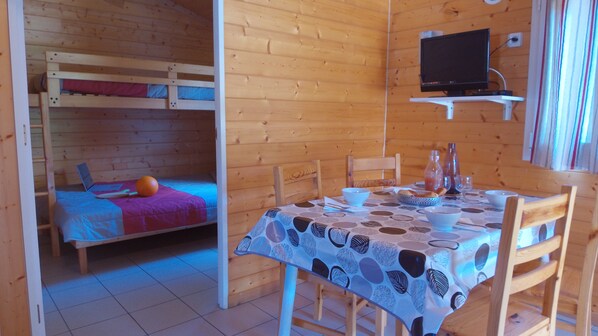 Chalet, 2 Bedrooms, Accessible (5 personnes) | Living area