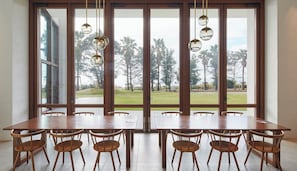 2 restaurants, spécialités Cuisine locale et internationale