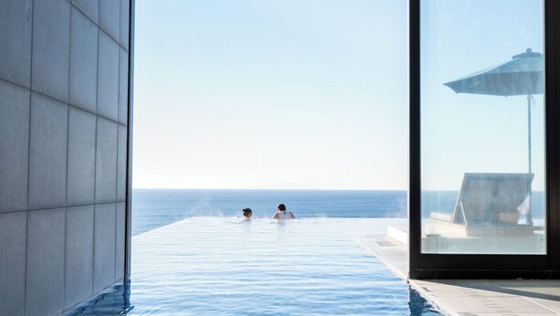 An infinity pool with a view of the ocean. - Oiso Prince Hotel (Oiso)