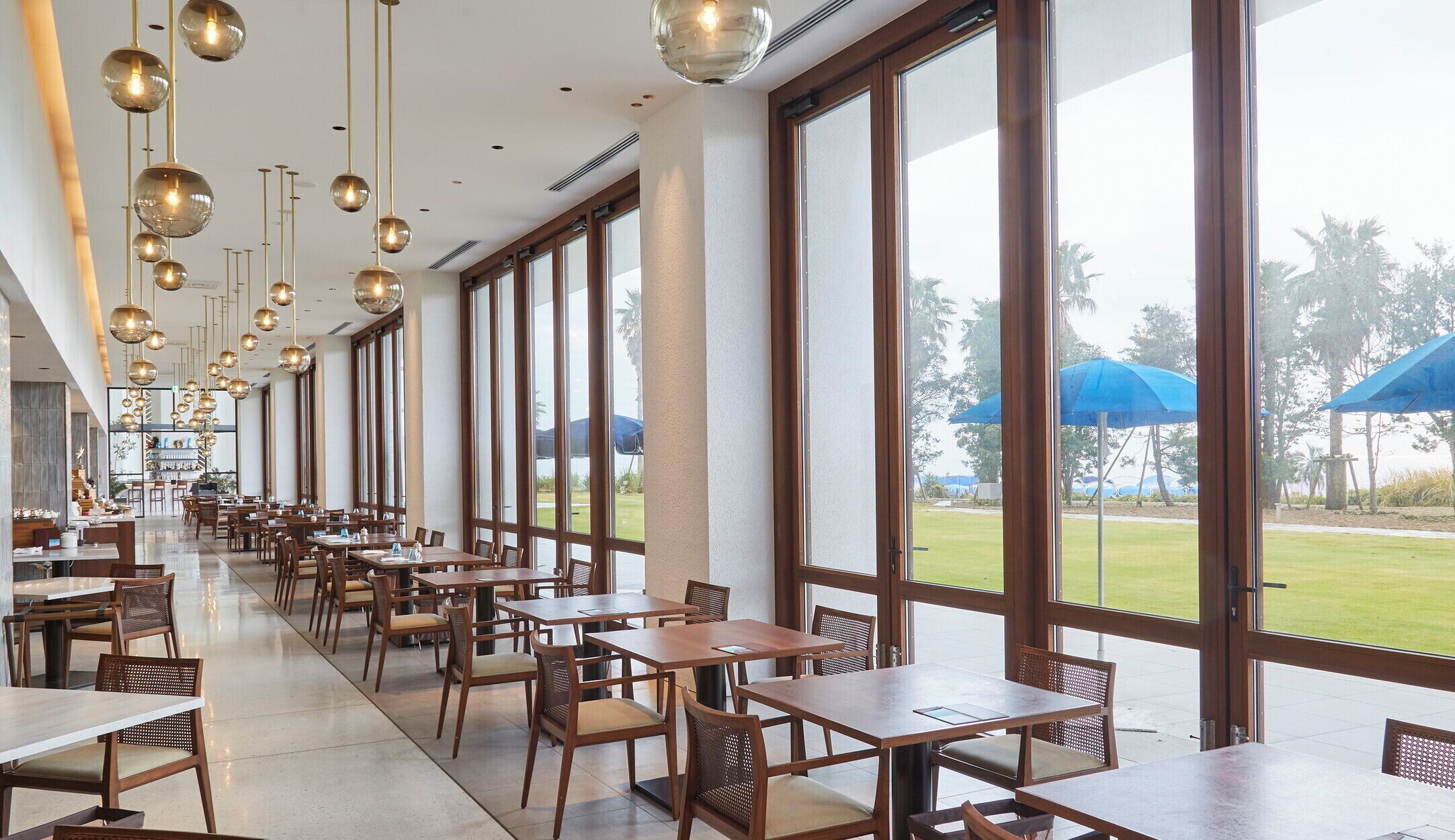 2 restaurants, lunch, dinner served; local and international cuisine