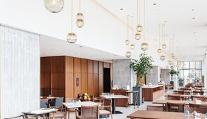 2 間餐廳，供應午餐和晚餐，當地和國際料理