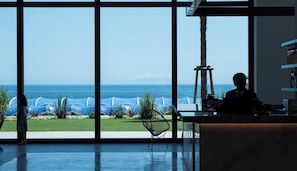 2 restaurants, spécialités Cuisine locale et internationale