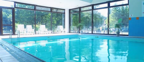 Indoor pool, sun loungers