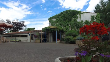 Vista frontal de la propiedad