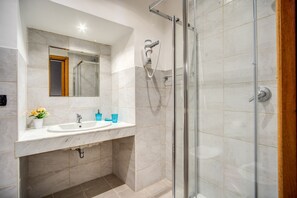 Habitación económica doble | Baño | Ducha, secador de pelo, bidé y toallas